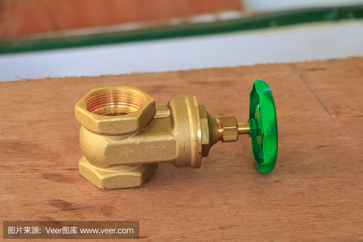 黃銅閥門,綠色旋鈕,工廠水管工,木地板背景